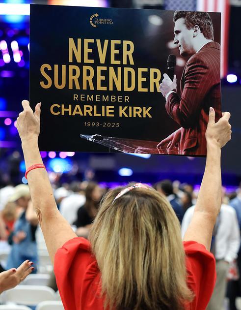 Duecentomila persone per Charlie Kirk. Trump lo definisce "martire della libertà" mentre la vedova perdona l’assassino
