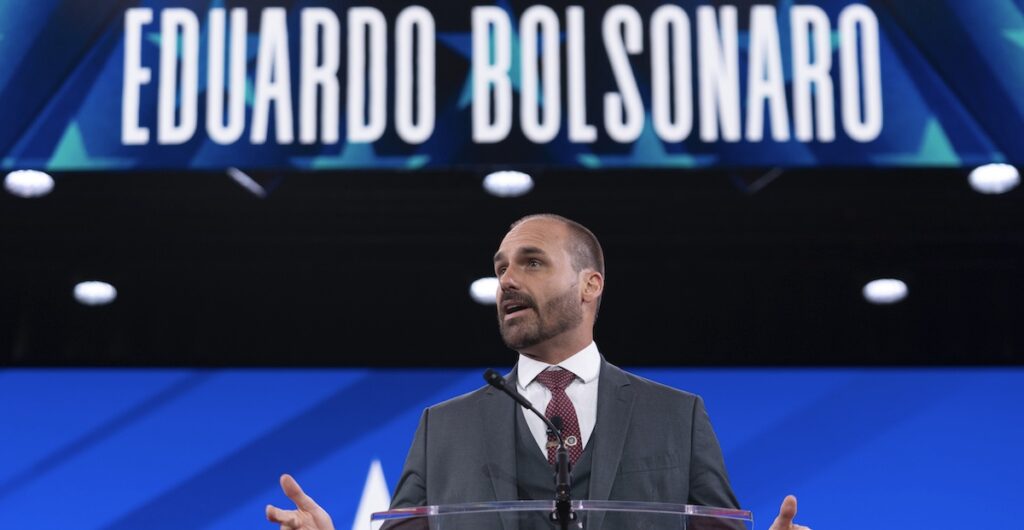 Eduardo Bolsonaro accusato di coercizione nel processo contro l'ex presidente Jair Bolsonaro
