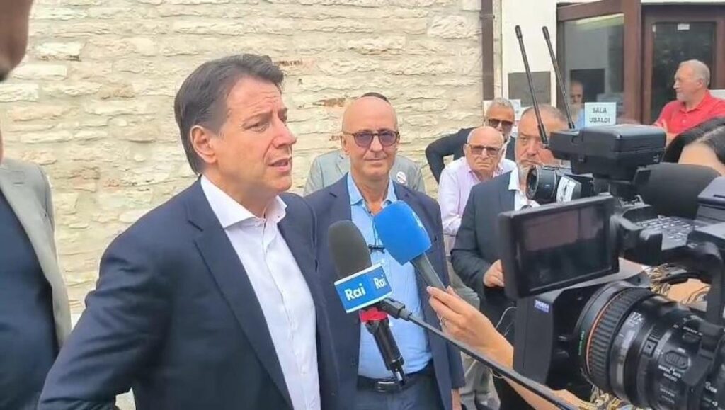 Elezioni nelle Marche: Conte invita i delusi a votare e critica la gestione di Acquaroli