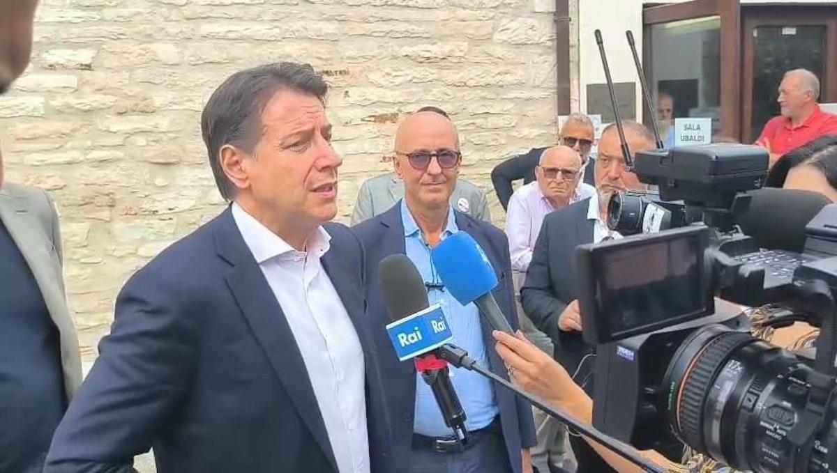 Elezioni nelle Marche: Conte invita i delusi a votare e critica la gestione di Acquaroli