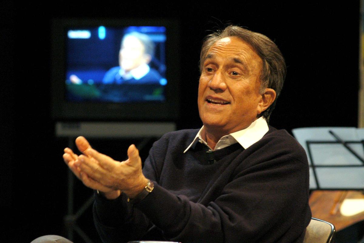 Emilio Fede, il noto giornalista, muore a 94 anni, ricordato per l'annuncio della Guerra del Golfo