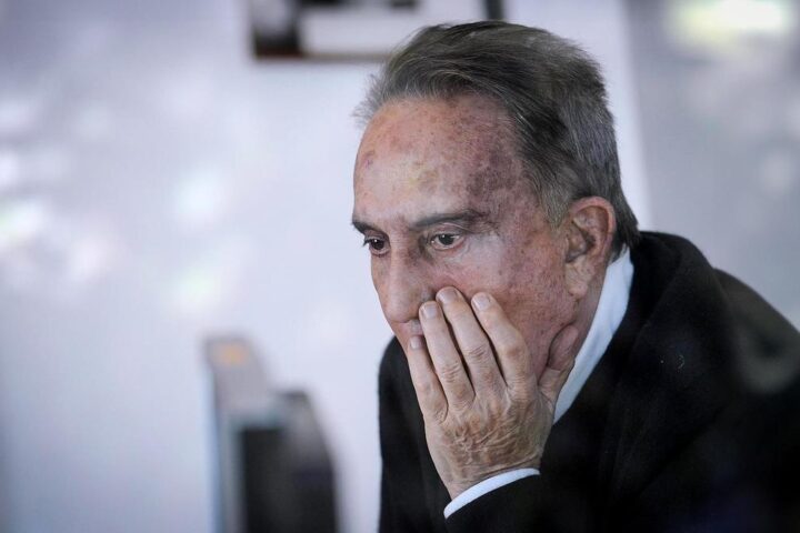 Emilio Fede in gravi condizioni di salute: il storico giornalista lotta per la vita a 94 anni