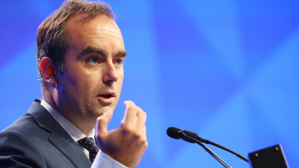 Emmanuel Macron nomina Sébastien Lecornu nuovo premier dopo le dimissioni di Bayrou