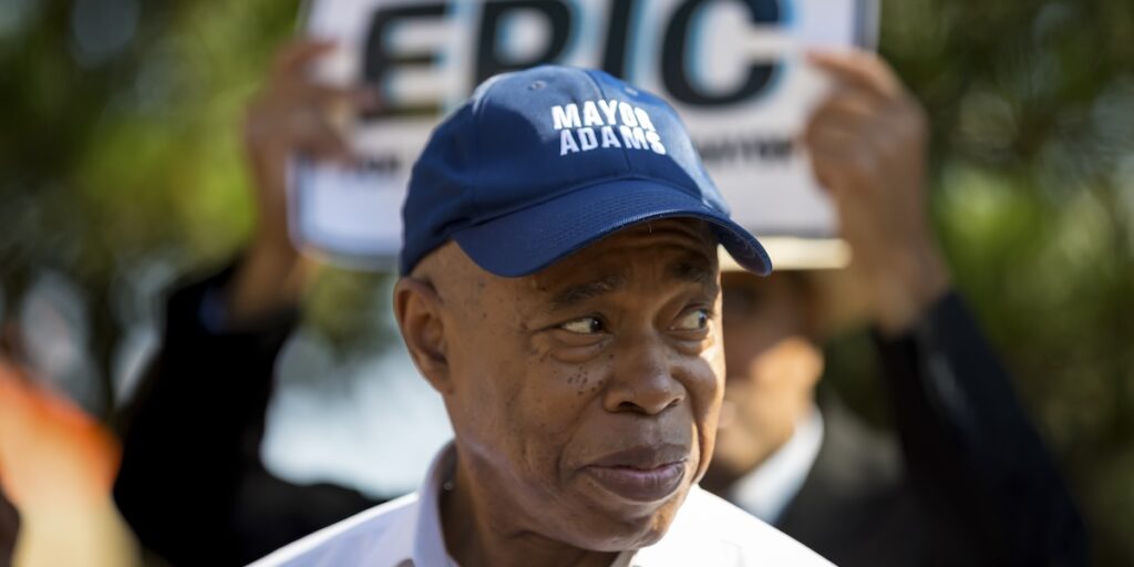Eric Adams ritira la candidatura a sindaco di New York a un mese dalle elezioni