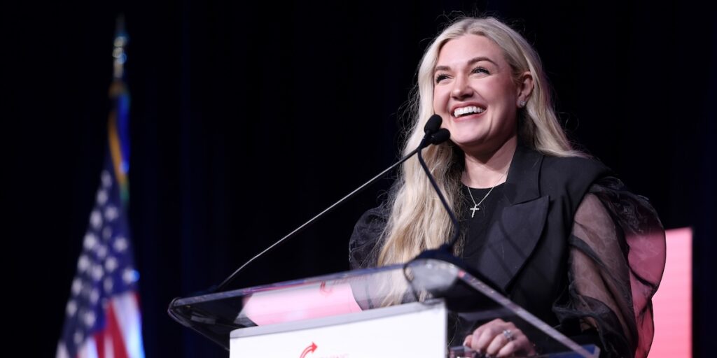 Erika Kirk nominata nuova capa di Turning Point USA dopo l'uccisione del marito Charlie Kirk