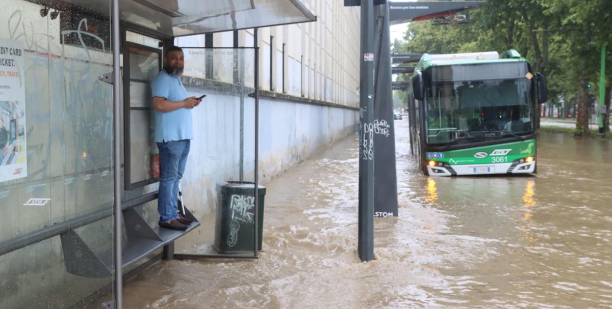 Esondazione del fiume Seveso a Milano: il quartiere Niguarda colpito da forti piogge