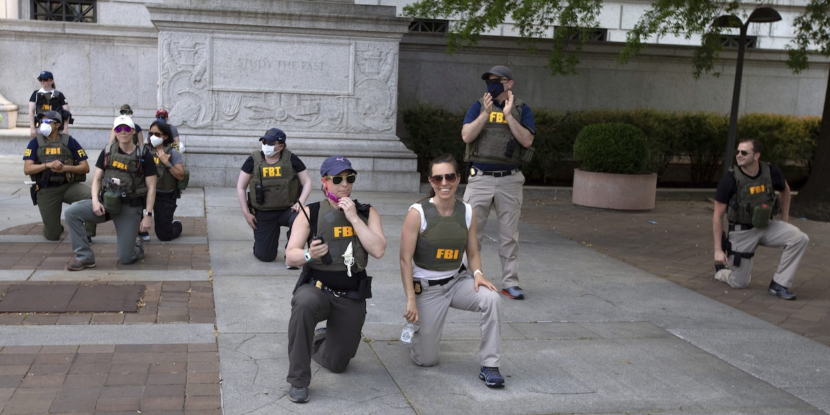 FBI licenzia circa venti agenti che si erano inginocchiati durante le proteste per George Floyd