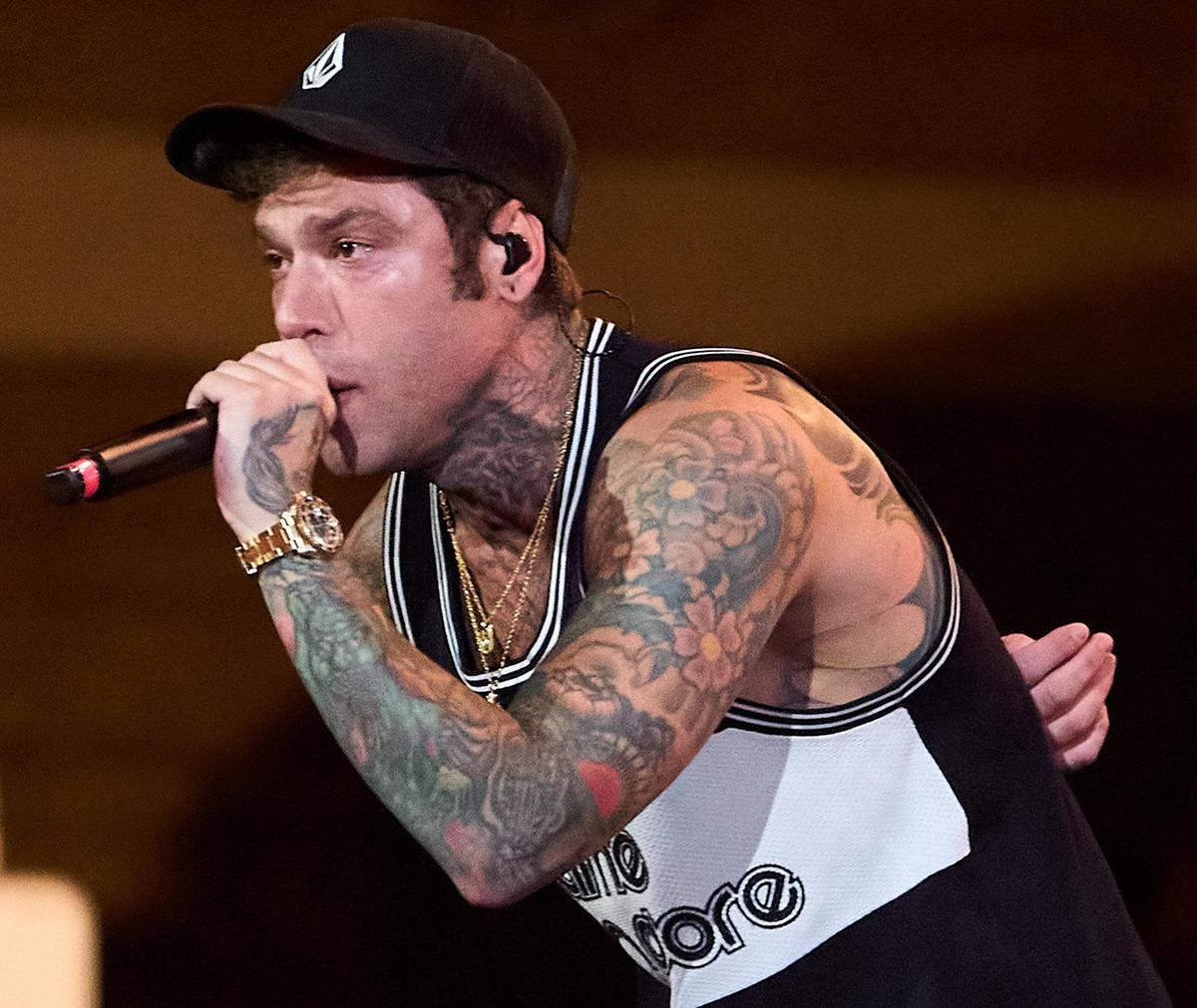 Fedez insulta Jannik Sinner paragonandolo a Hitler, scatenando polemiche in Italia