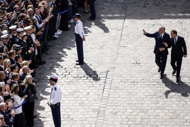 Fitch declassa il rating del debito pubblico francese: scontro politico inarrestabile