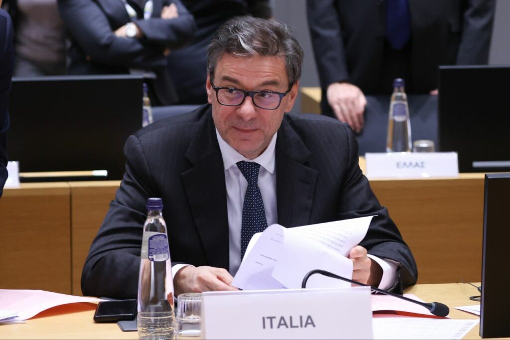 Fitch promuove l'Italia: rating alza da BBB a BBB+, ministro Giorgetti commenta
