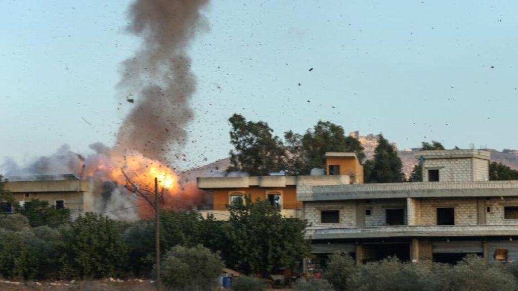 Forze israeliane entrano a Koudna, in Siria, per scavi agricoli nella campagna di Quneitra