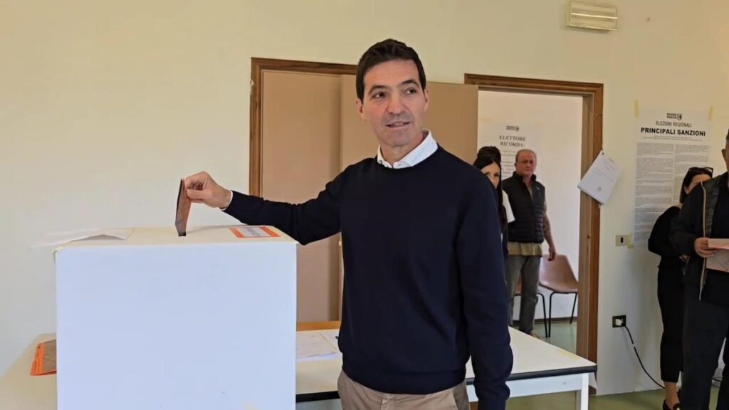 Francesco Acquaroli riconfermato presidente della Regione Marche nelle elezioni regionali del 2025