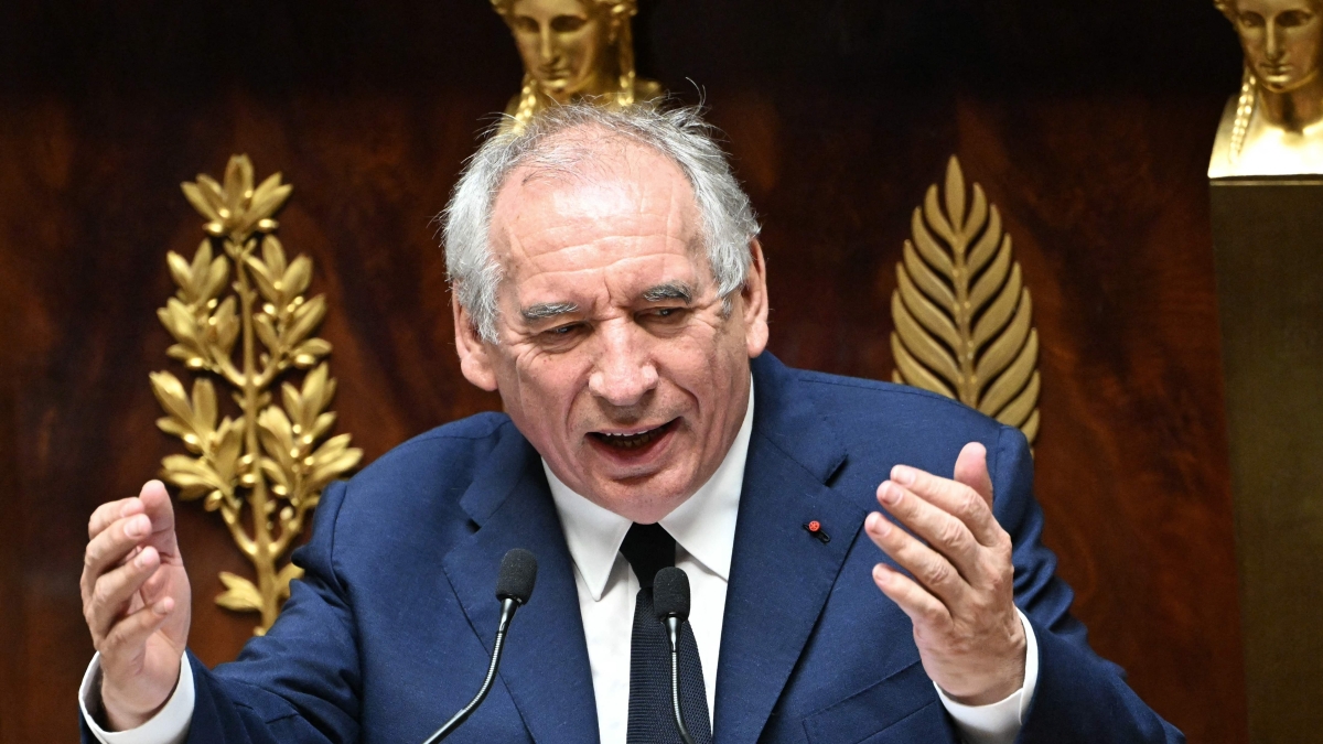 Francia, voto di fiducia per il governo Bayrou: rischio di caduta imminente