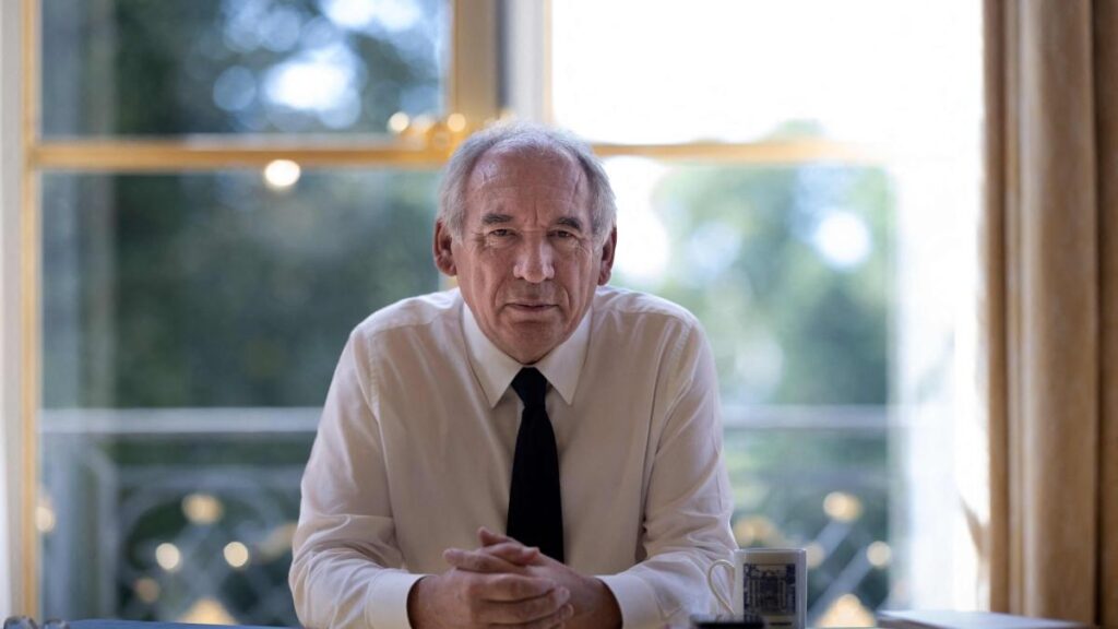 François Bayrou in scia di crisi: il premier rischia la fiducia domani al parlamento