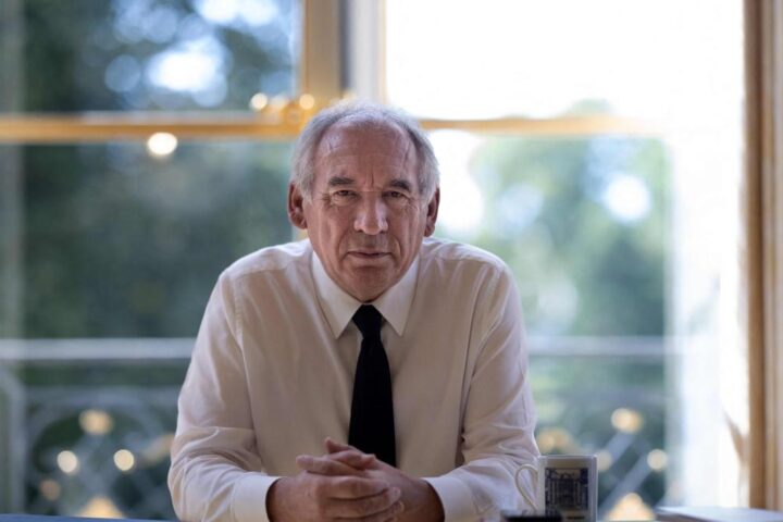 François Bayrou in scia di crisi: il premier rischia la fiducia domani al parlamento