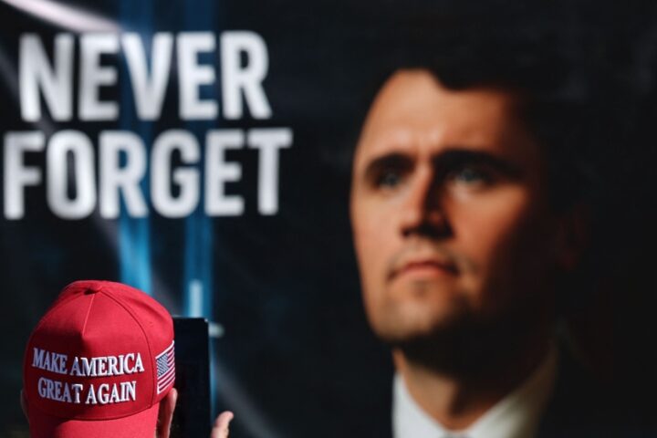 Funerale di Charlie Kirk allo State Farm Stadium, attesa partecipazione di Trump e figure del movimento Maga