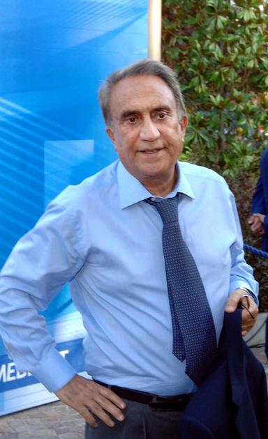 Funerali di Emilio Fede domani a Segrate: messaggi di cordoglio da Pier Silvio Berlusconi e colleghi