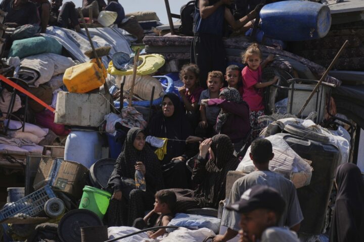 Gaza in crisi, quattro raid all'ora sulla città. Papa Leone XIV: «Situazione inaccettabile»