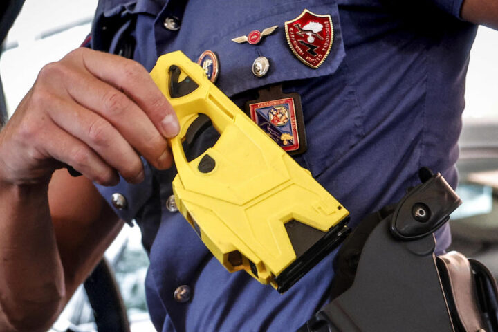 Genova interrompe la sperimentazione dei taser per la polizia locale prima del suo avvio