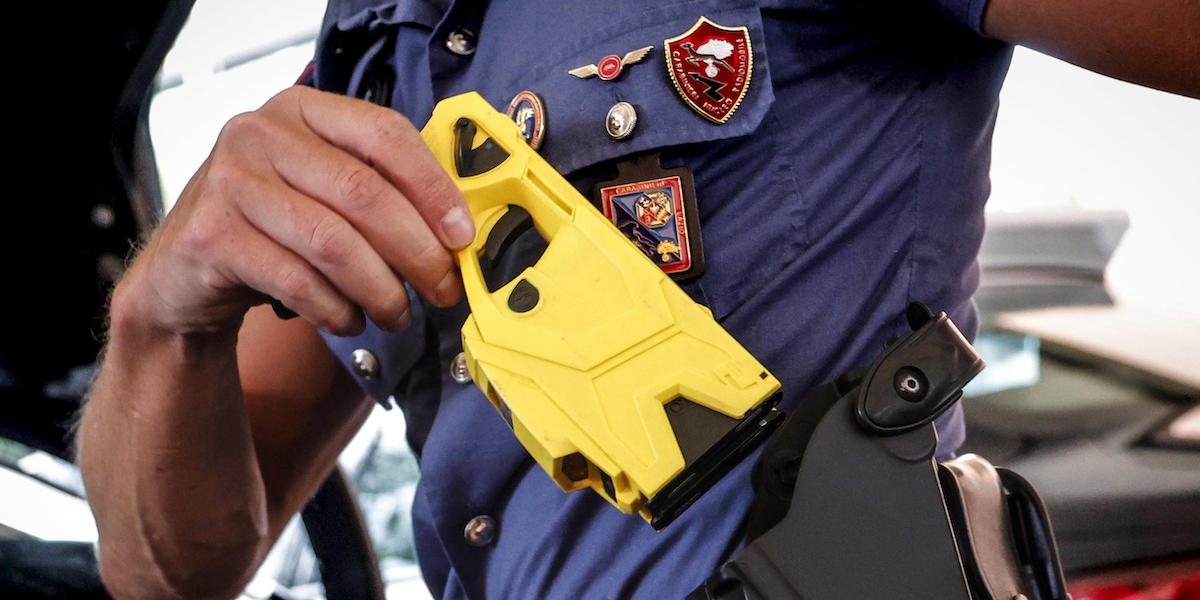 Genova interrompe la sperimentazione dei taser per la polizia locale prima del suo avvio