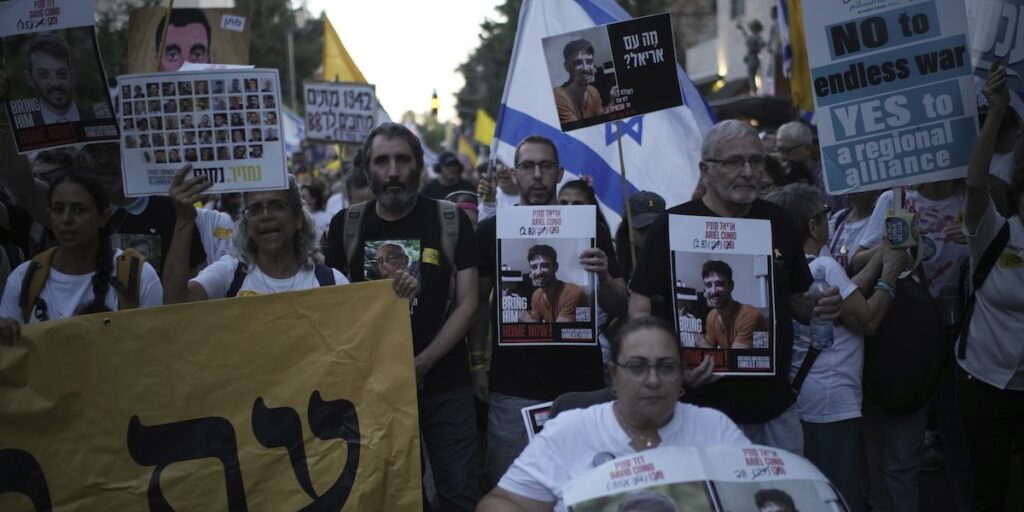 Hamas pubblica un video di due ostaggi israeliani mentre Israele intensifica i bombardamenti su Gaza