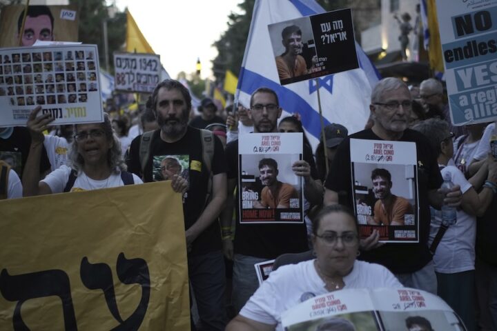 Hamas pubblica un video di due ostaggi israeliani mentre Israele intensifica i bombardamenti su Gaza