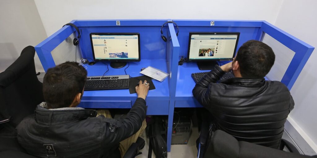 I talebani bloccano l'accesso a Internet in Afghanistan, creando isolamento e difficoltà di comunicazione