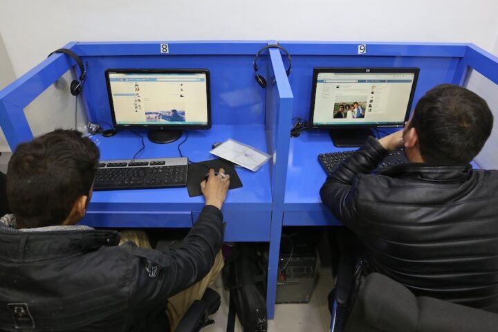 I talebani bloccano l'accesso a Internet in Afghanistan, creando isolamento e difficoltà di comunicazione