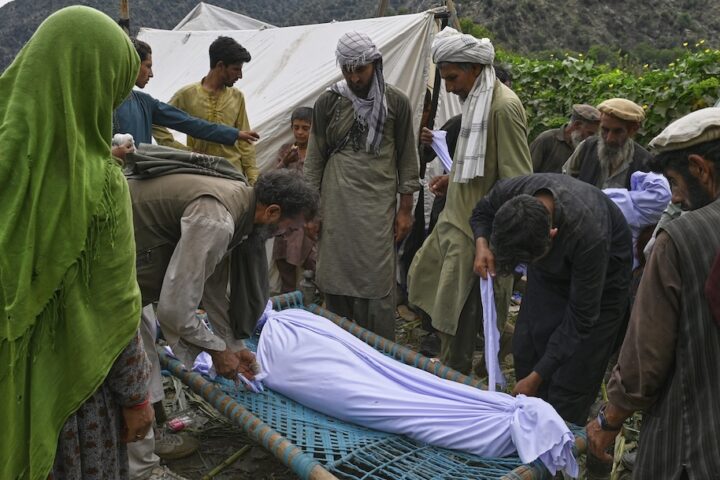 Il bilancio del terremoto in Afghanistan supera 2.200 morti, emergenza per i soccorsi