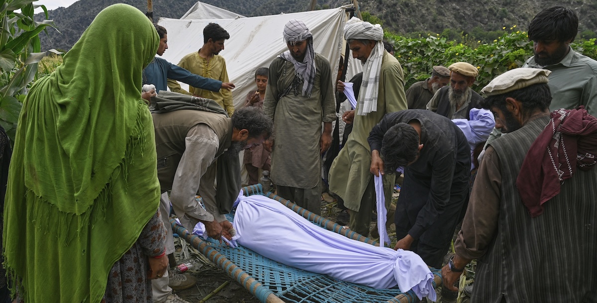 Il bilancio del terremoto in Afghanistan supera 2.200 morti, emergenza per i soccorsi