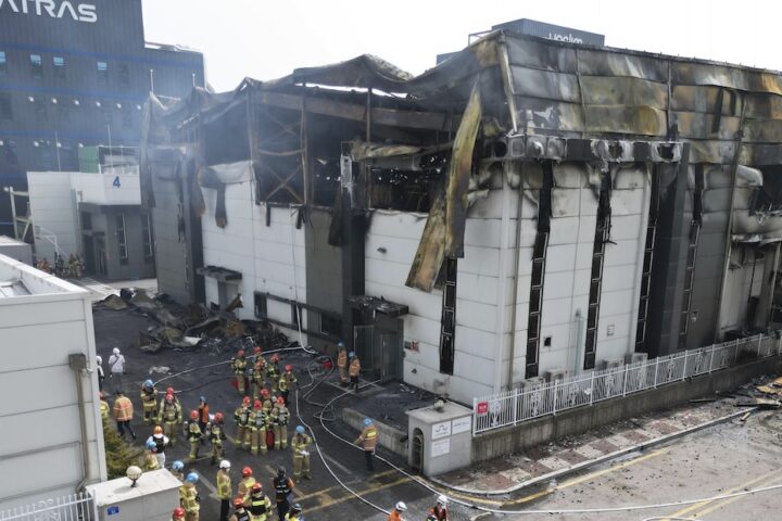Il CEO di un'azienda di batterie condannato a 15 anni per un incendio che ha ucciso 23 persone in Corea del Sud