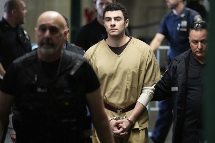 Il giudice di New York ritira le accuse di omicidio con fini terroristici contro Luigi Mangione