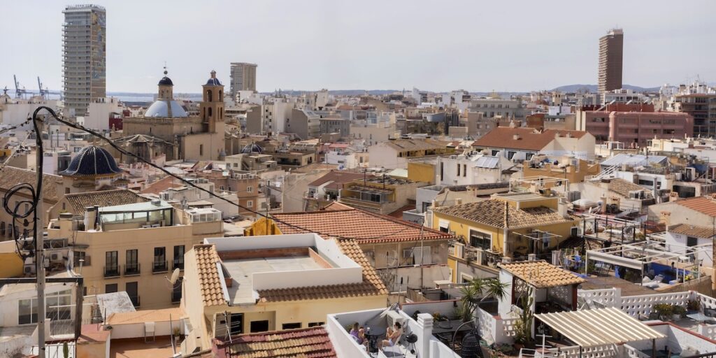 Il governo spagnolo ordina la rimozione di oltre 53mila alloggi illegali dalle piattaforme di affitti brevi