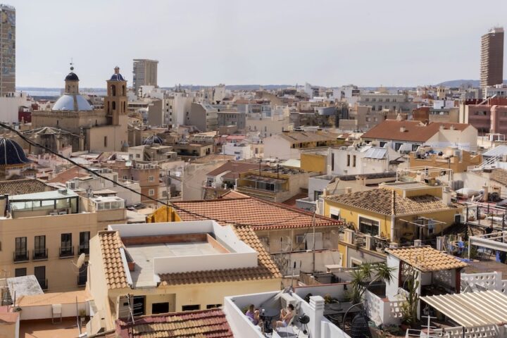 Il governo spagnolo ordina la rimozione di oltre 53mila alloggi illegali dalle piattaforme di affitti brevi