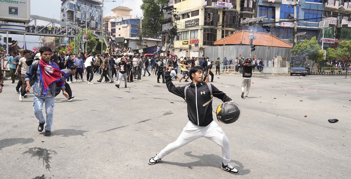 Il Nepal revoca il blocco dei social network dopo manifestazioni violente con 19 morti