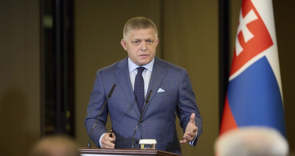 Il parlamento slovacco approva emendamento costituzionale che riconosce solo due generi e limita diritti omosessuali