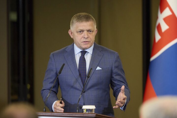 Il parlamento slovacco approva emendamento costituzionale che riconosce solo due generi e limita diritti omosessuali