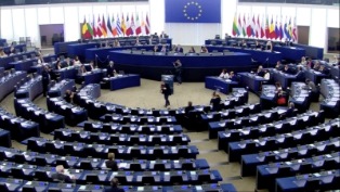 Il Parlamento Ue esige aiuti umanitari per Gaza, rilascio degli ostaggi e riconoscimento della Palestina