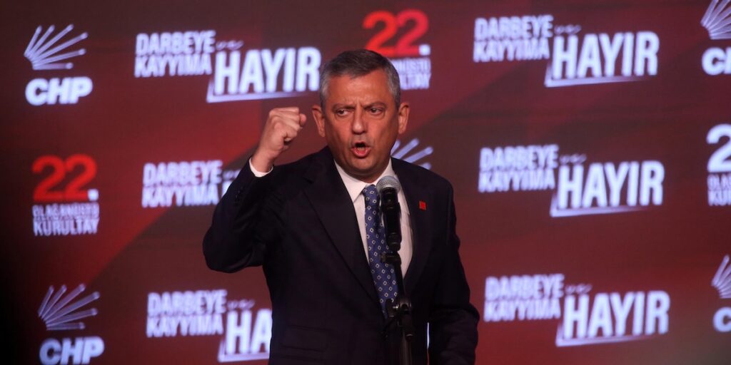 Il principale partito di opposizione turca rielege Özgür Özel come segretario per contrastare il governo di Erdogan