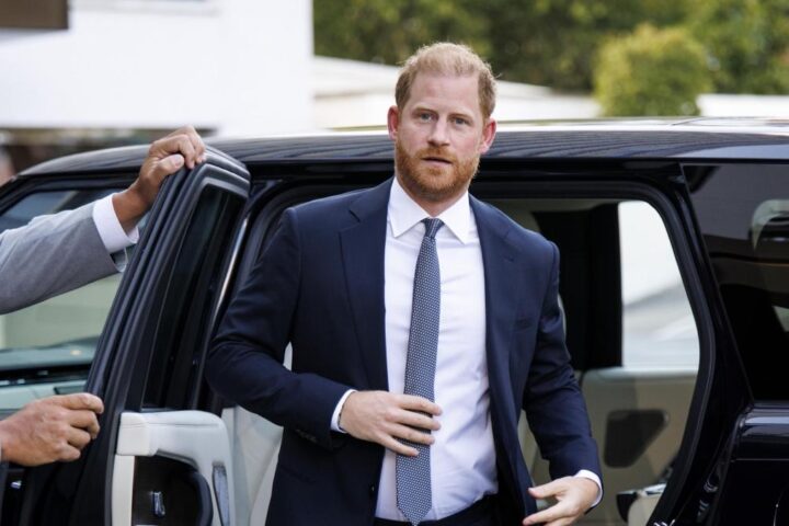 Il principe Harry omaggia la regina Elisabetta a Windsor, ma non incontra il fratello William