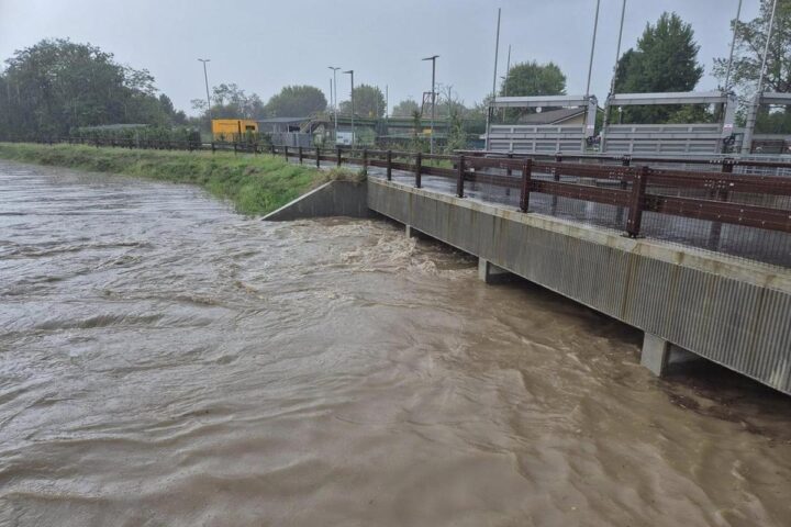 Il Seveso supera i limiti e allaga Milano, caos e scuole evacuate