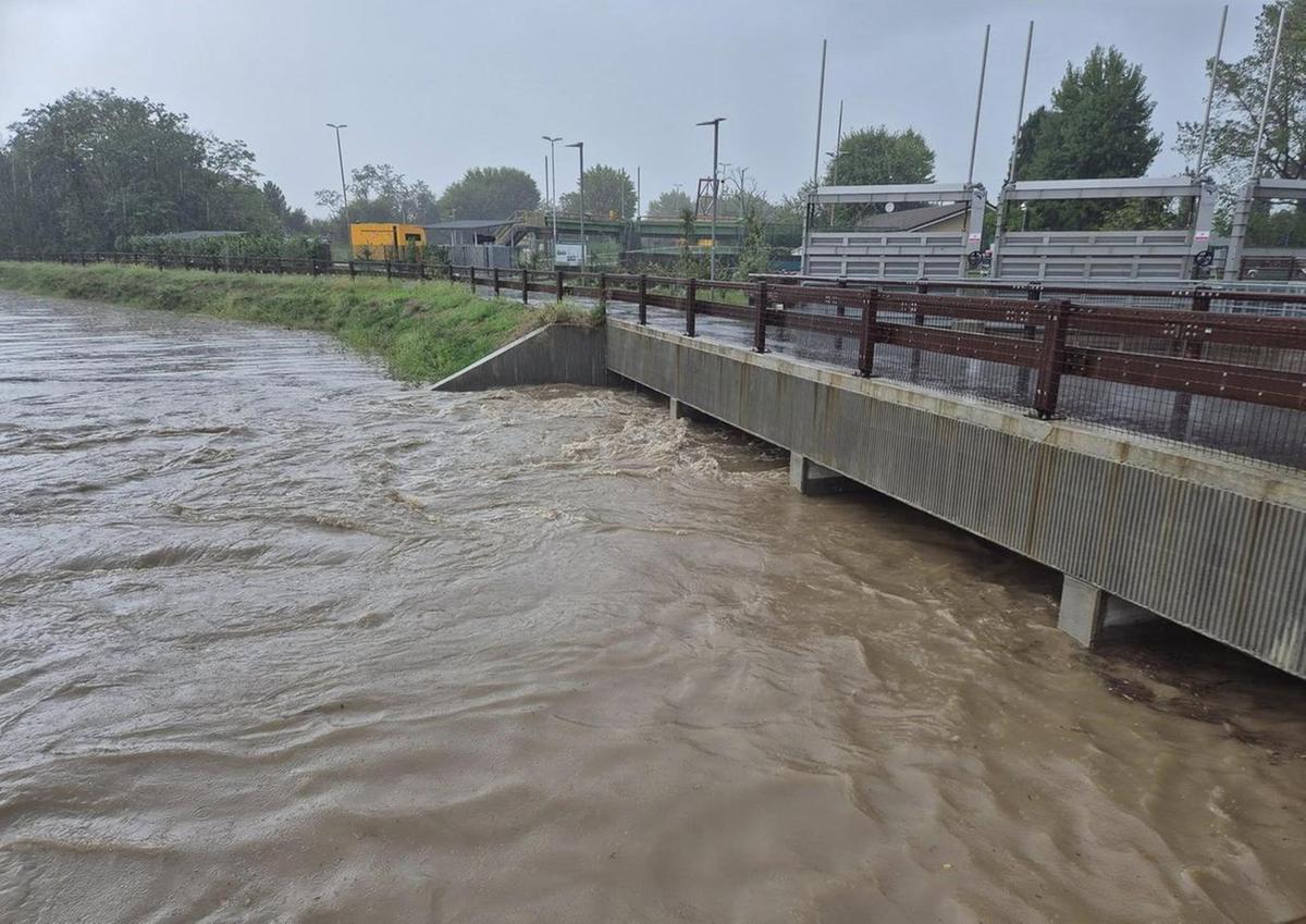 Il Seveso supera i limiti e allaga Milano, caos e scuole evacuate