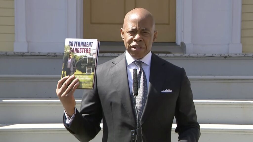 Il sindaco di New York Eric Adams si ritira dalla corsa alla rielezione a cinque settimane dal voto