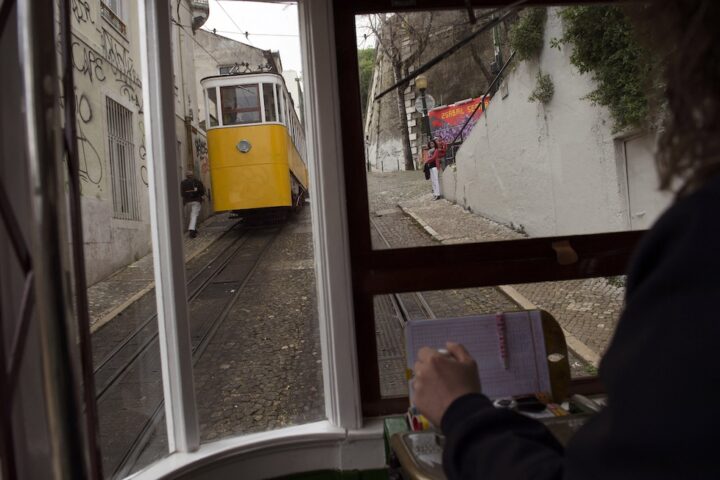 Incidente mortale alla funicolare della Glória a Lisbona, 16 vittime e indagini avviate