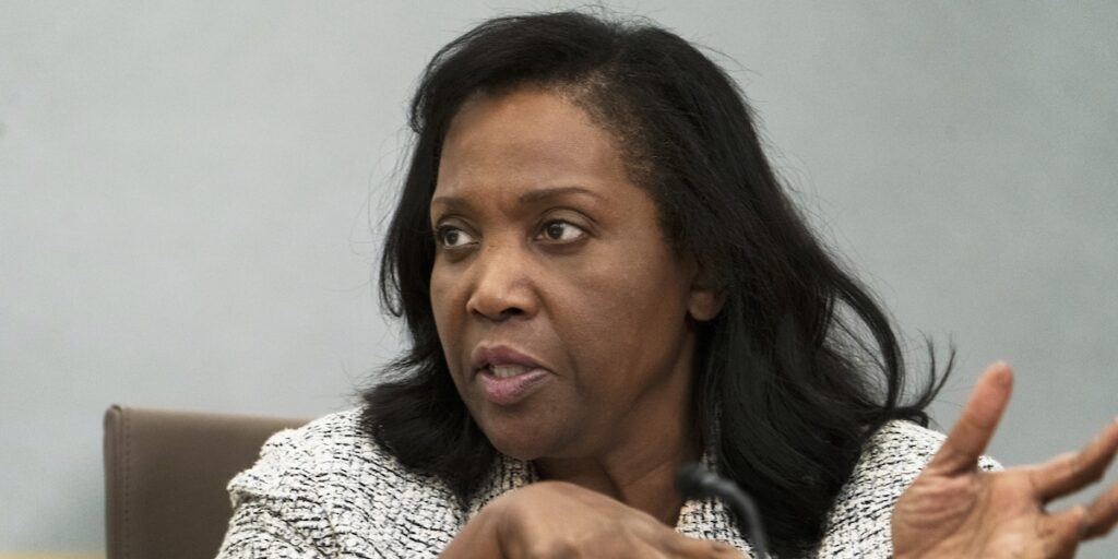 Indagine per frode bancaria contro Lisa Cook, consigliera della Federal Reserve voluta licenziata da Trump