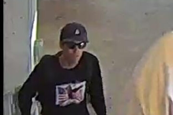 Indagini su Charlie Kirk: video e impronte del sospetto, il nome rimane riservato