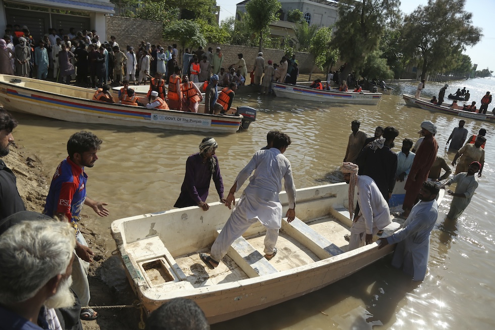 Inondazioni in Pakistan: oltre 2 milioni di sfollati e 900 morti a causa delle piogge monsoniche