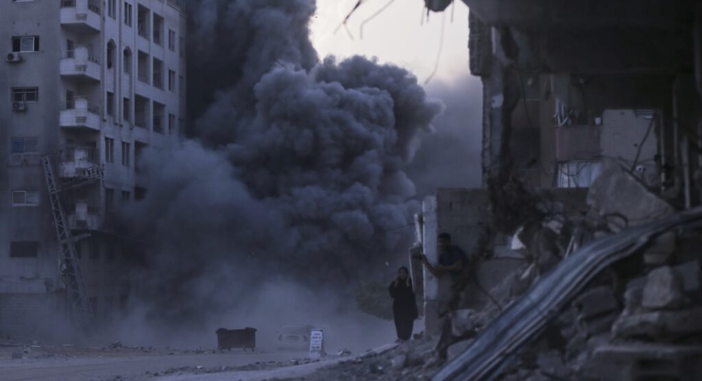 Israele intensifica bombardamenti su Gaza, il numero delle vittime palestinesi supera le 50