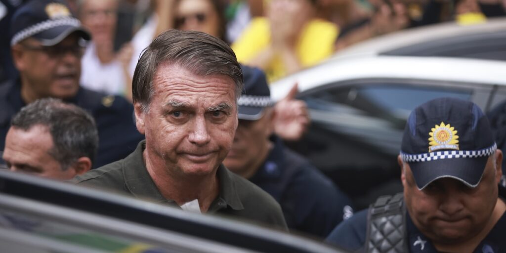 Jair Bolsonaro operato per rimuovere due carcinomi alla pelle durante gli arresti domiciliari