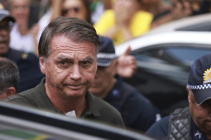 Jair Bolsonaro operato per rimuovere due carcinomi alla pelle durante gli arresti domiciliari